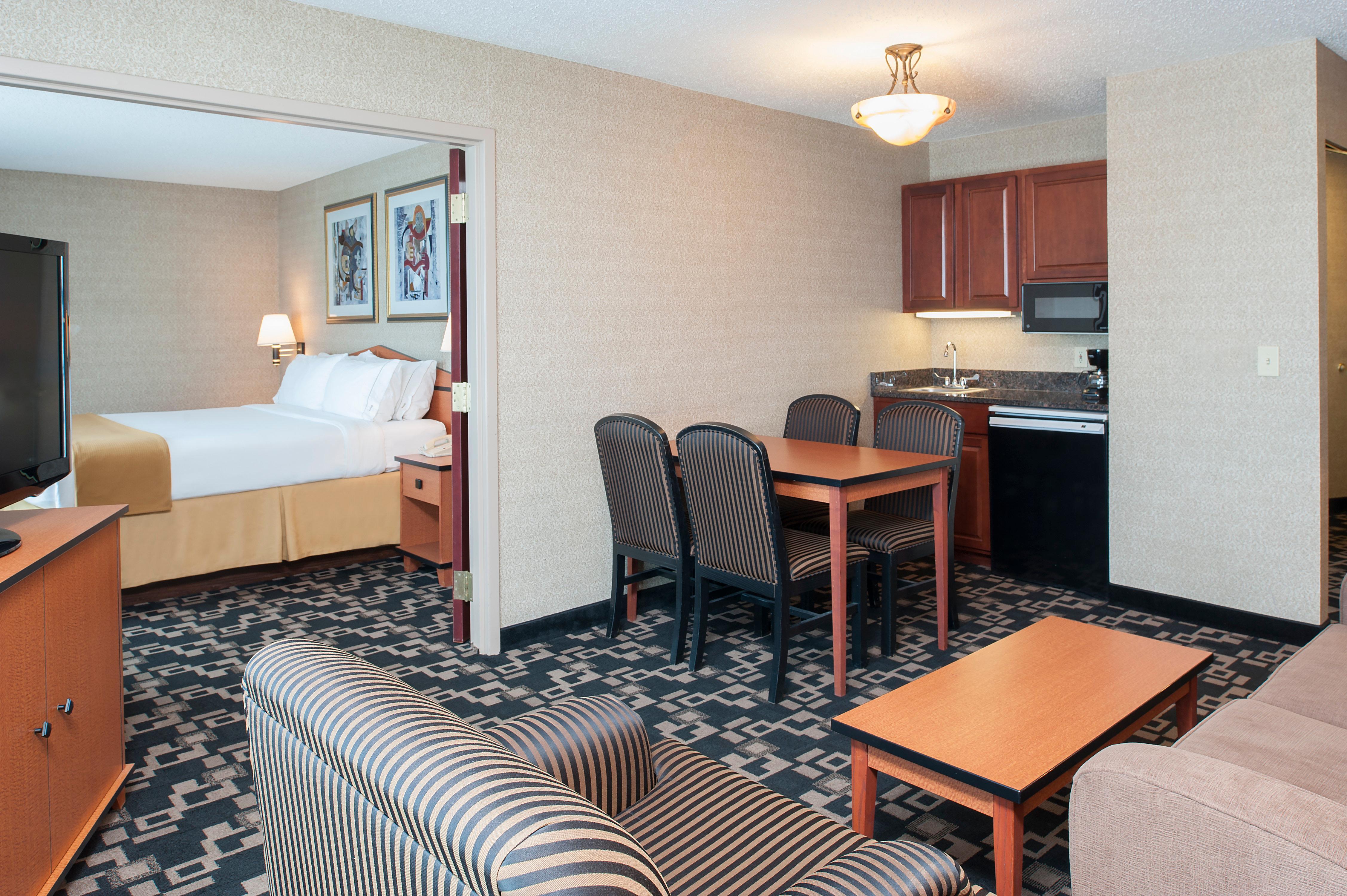 Holiday Inn Express Hotel & Suites Гринвуд Экстерьер фото