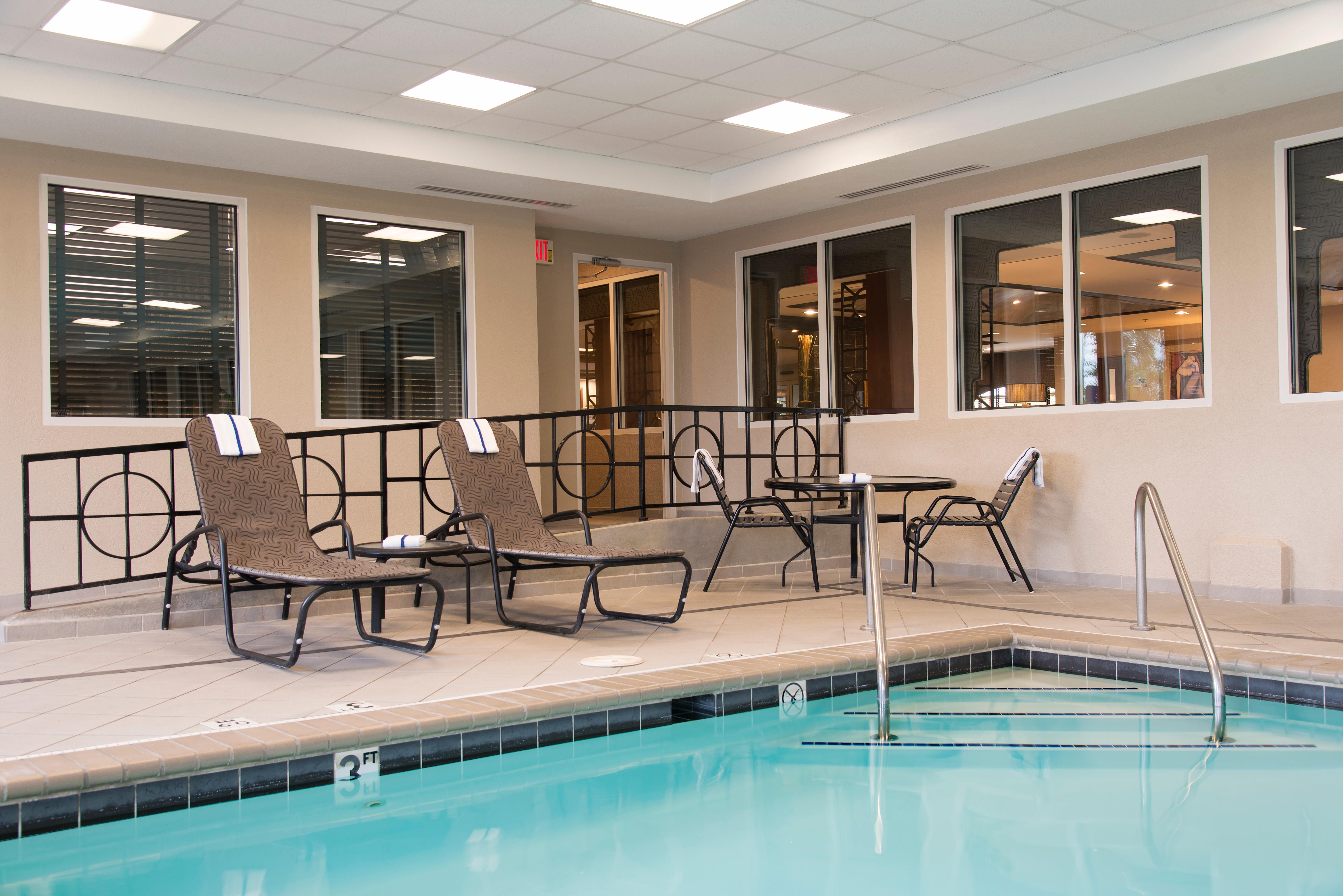 Holiday Inn Express Hotel & Suites Гринвуд Экстерьер фото
