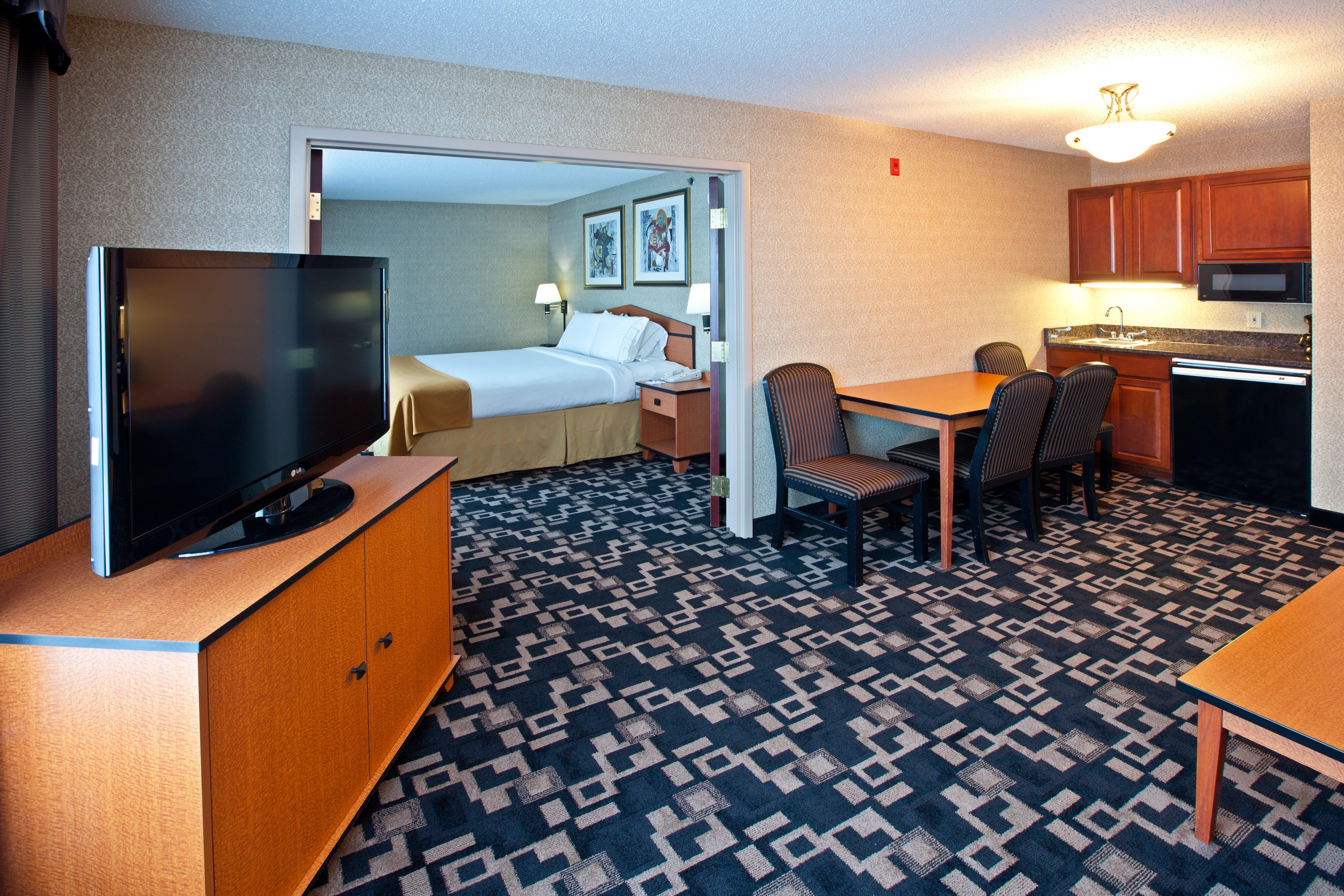 Holiday Inn Express Hotel & Suites Гринвуд Номер фото