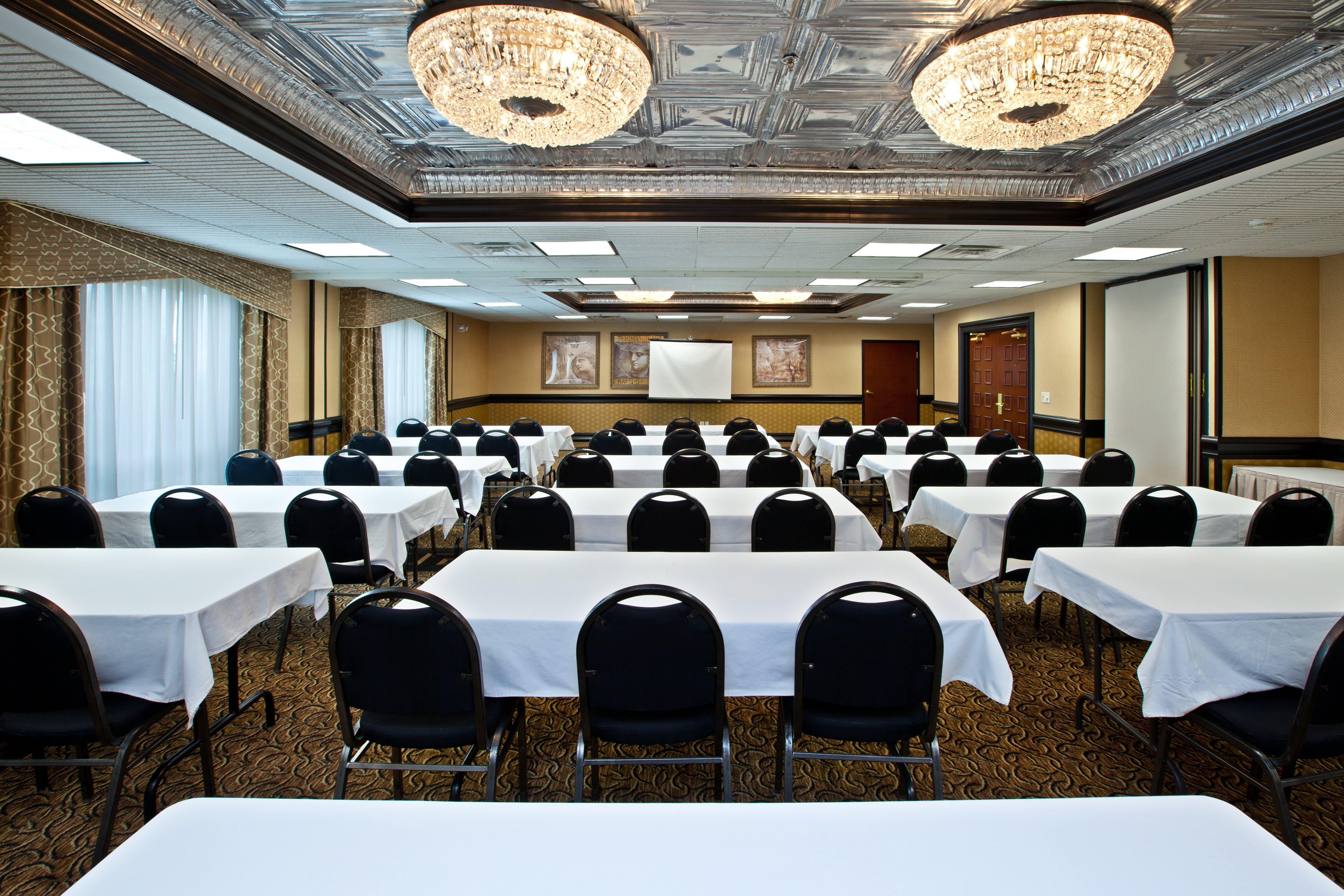 Holiday Inn Express Hotel & Suites Гринвуд Экстерьер фото