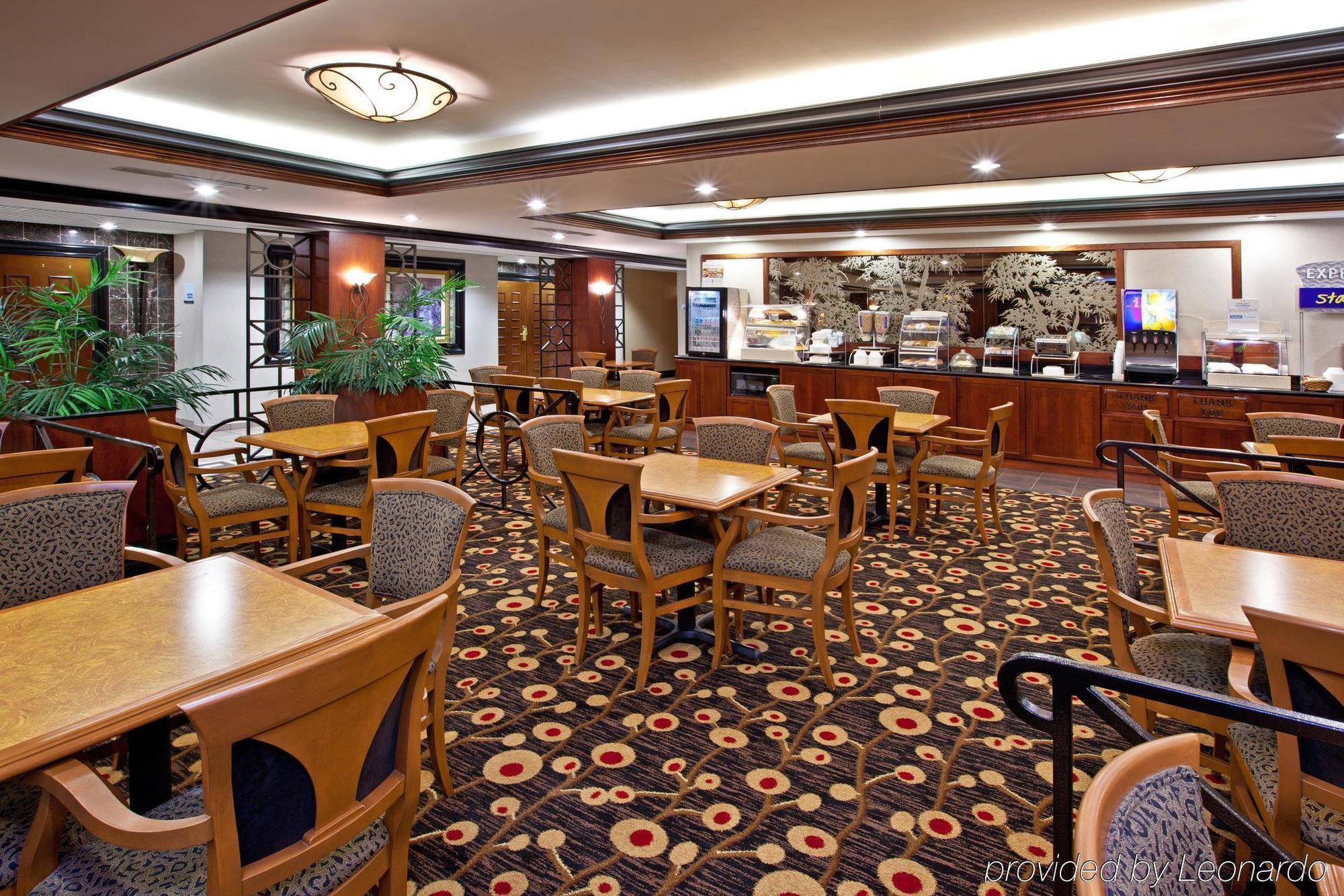 Holiday Inn Express Hotel & Suites Гринвуд Ресторан фото